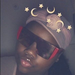 Meet your Posher, Elise